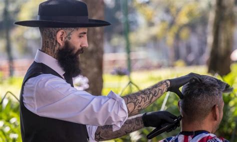 Con esencia altruista: el barbero que recorre Guatemala en su bicicleta y regala cortes de cabello